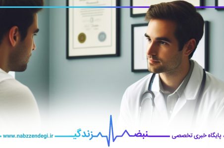 یک پزشک آقا در حال معاینه بیمارش می باشد