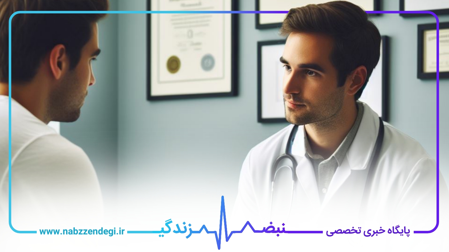 یک پزشک آقا در حال معاینه بیمارش می باشد