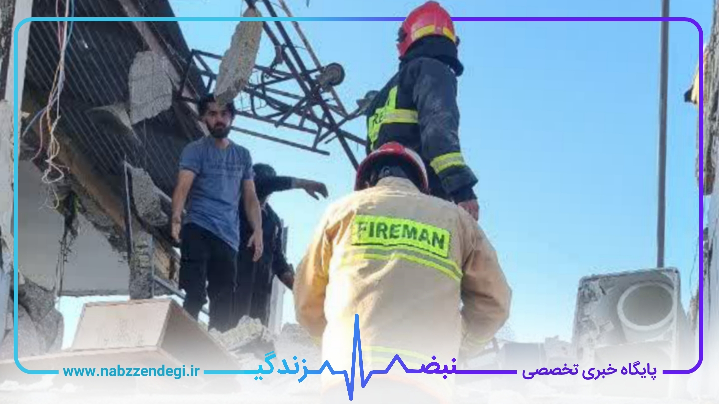 آتش نشانی در میان خرابه های ساختمان
