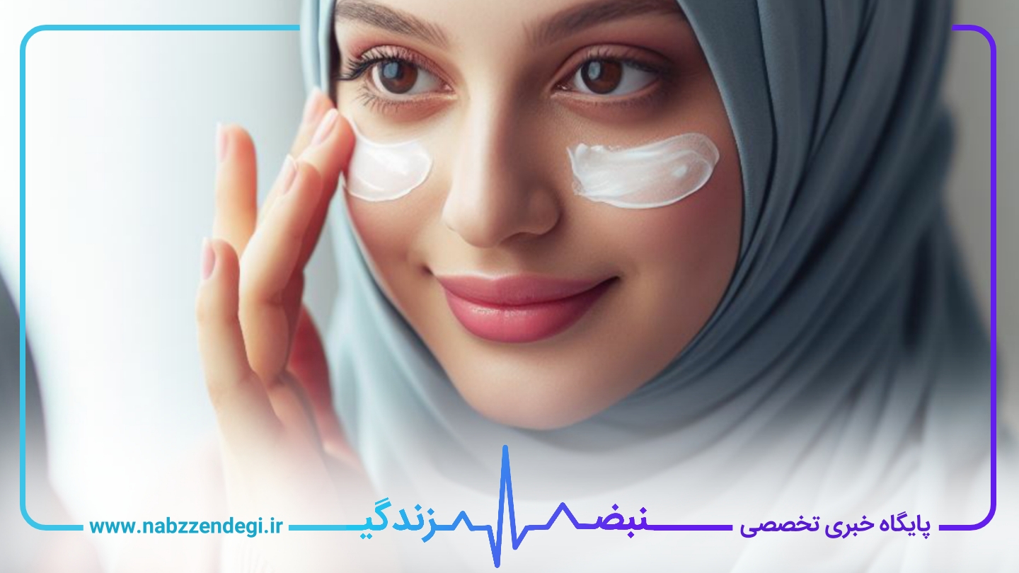 مادر باردار در حال استفاده از کرم ضد آفتاب