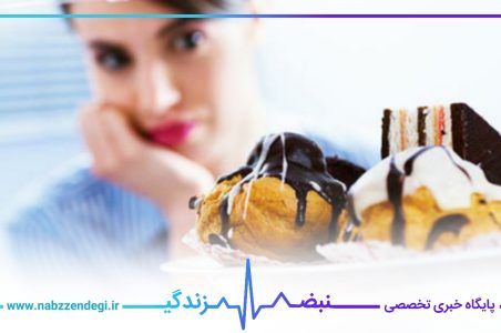 دخترک افسرده در حال تماشای شیرینی داخل یخچال است