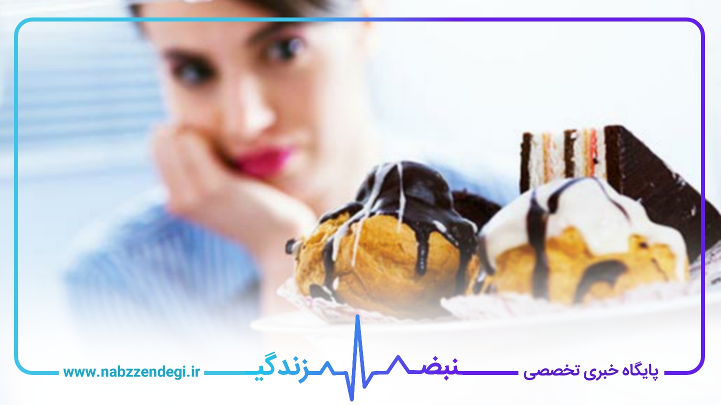 دخترک افسرده در حال تماشای شیرینی داخل یخچال است