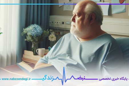 پیرمرد بیمار روی تخت دراز کشیده و به پنجره نگاه می‌کند در حالی که یک کتاب در دستش قرار دارد