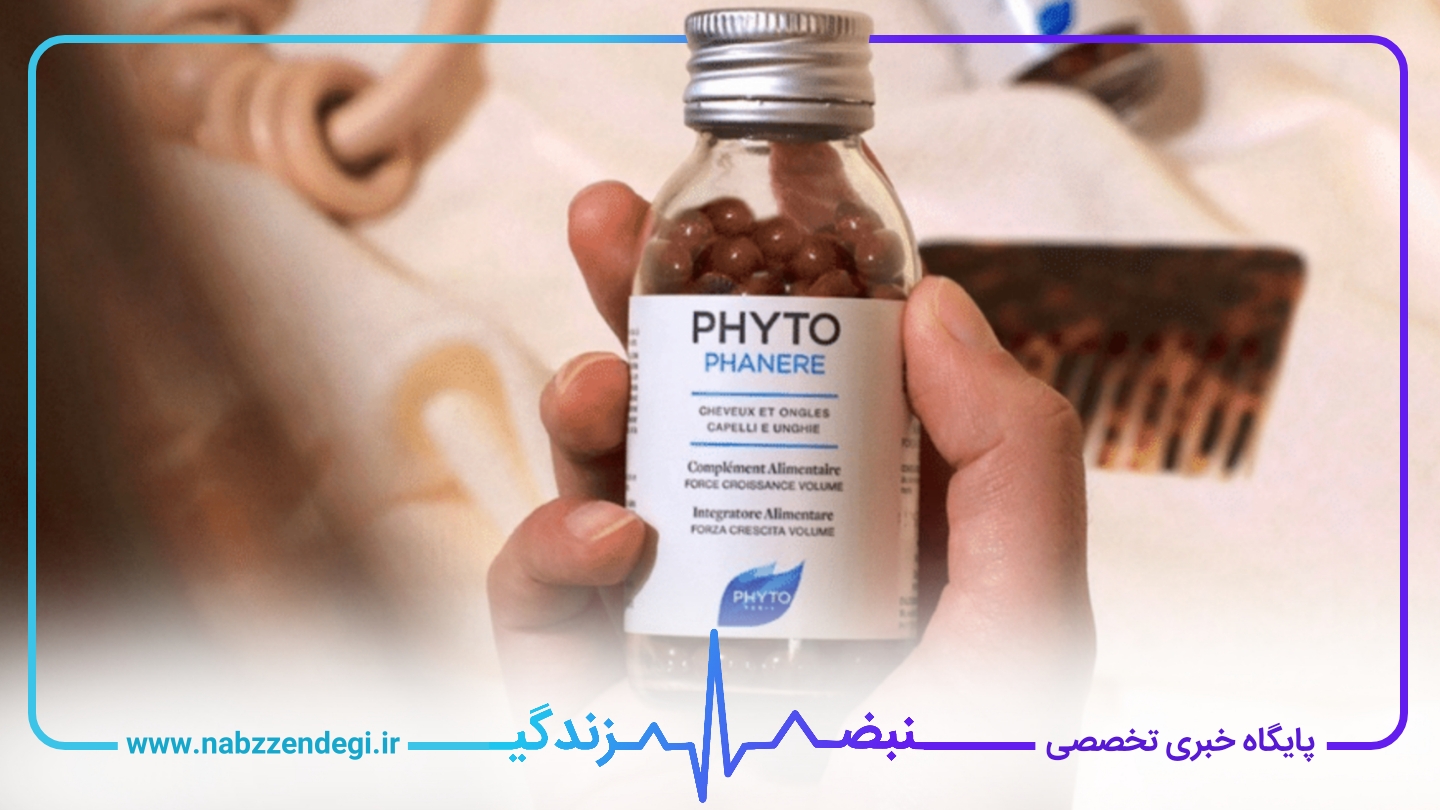 مکمل تقویتی رشد مو فیتو در دست یک بانو