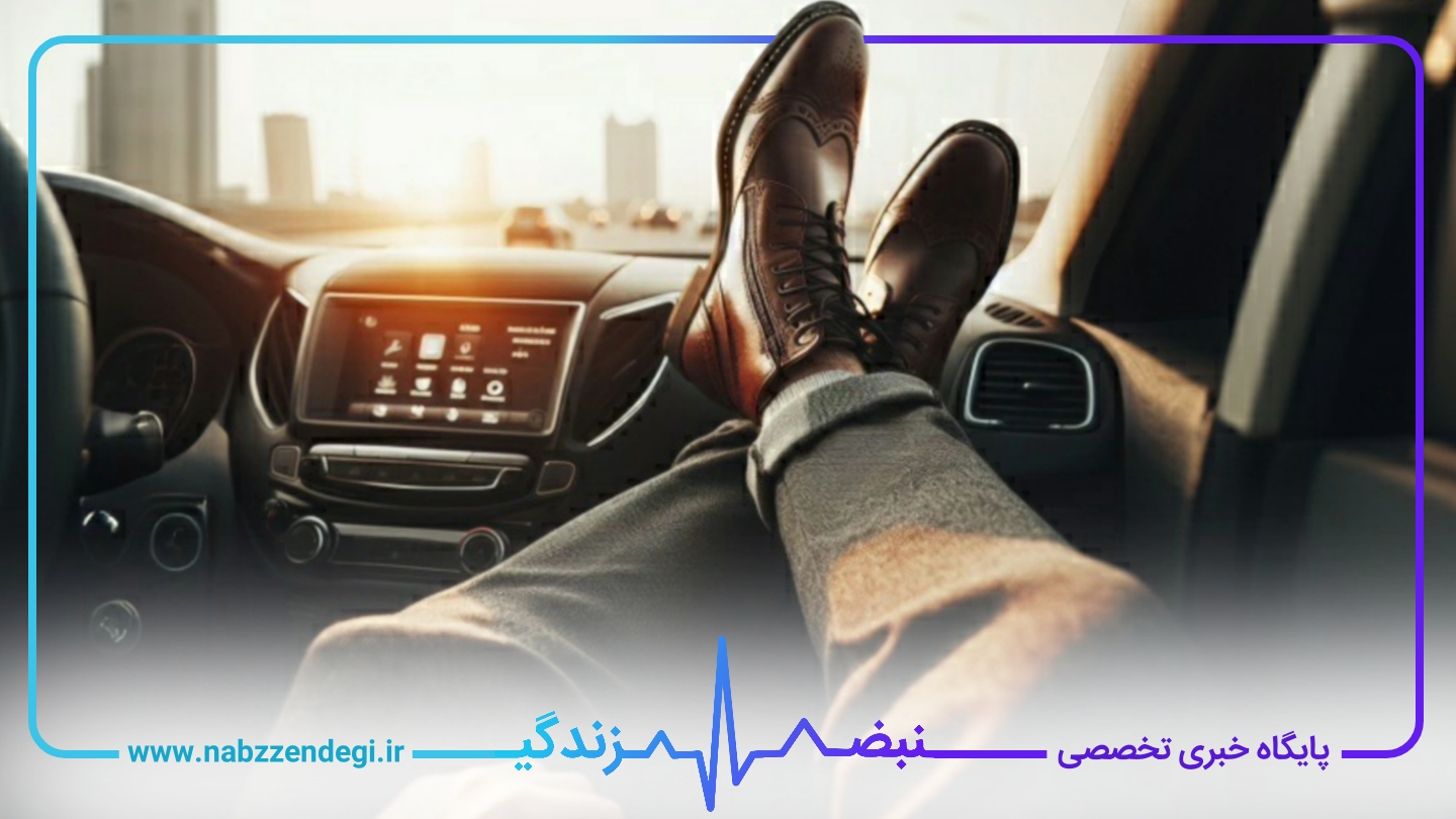 یک مرد پاهای خود را روی داشبورد ماشین قرار داده است