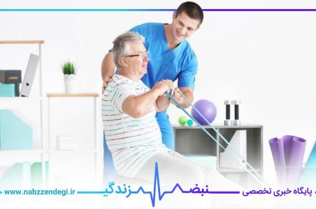 یک پیرمرد توسط فیزیوتراپیست خود ورزش داده می شود