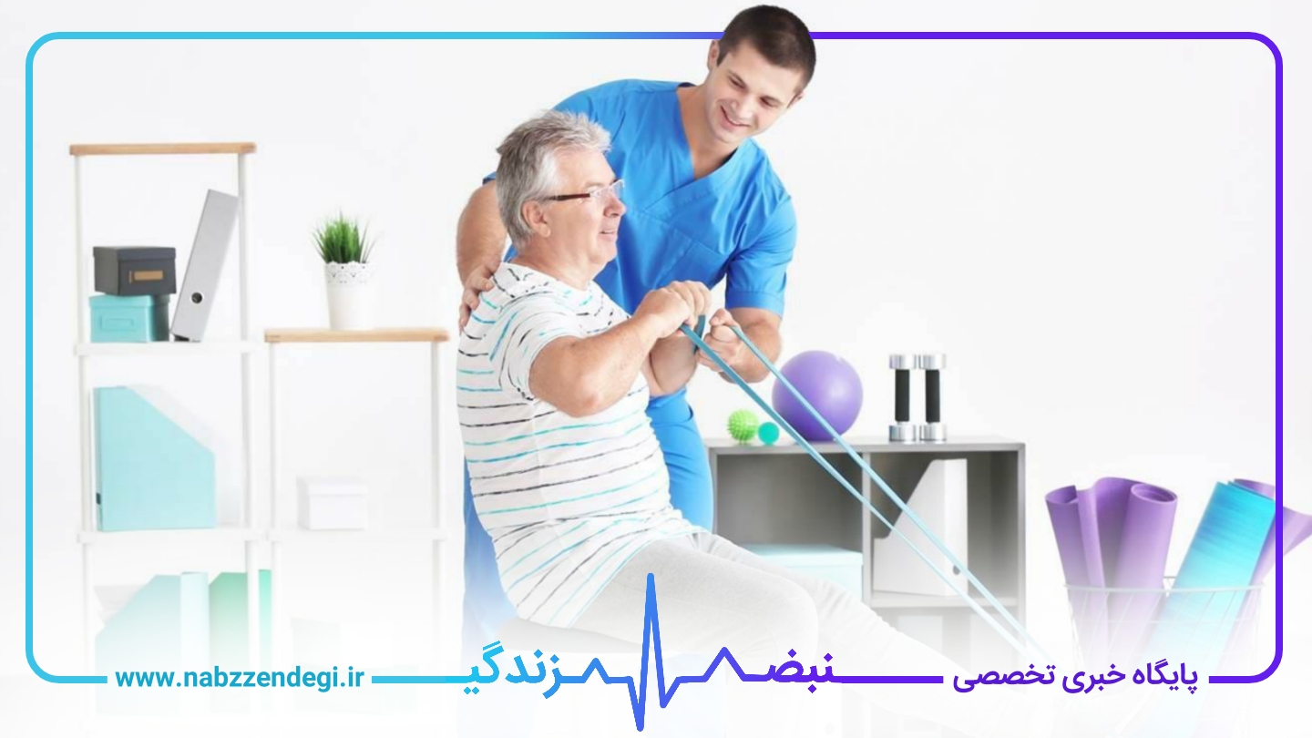 یک پیرمرد توسط فیزیوتراپیست خود ورزش داده می شود