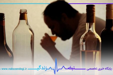مردی سر خورده در حال نوشیدن الکل است