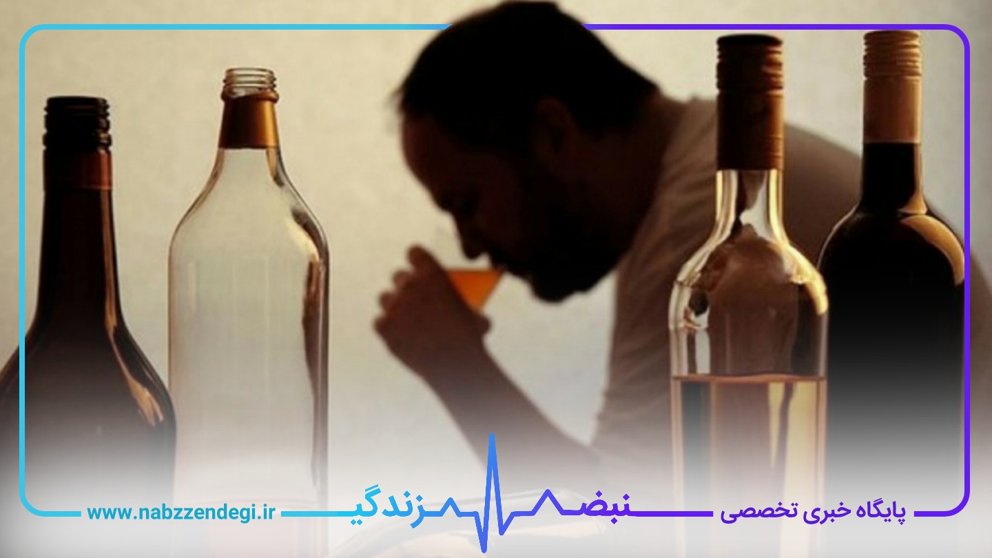 مردی سر خورده در حال نوشیدن الکل است