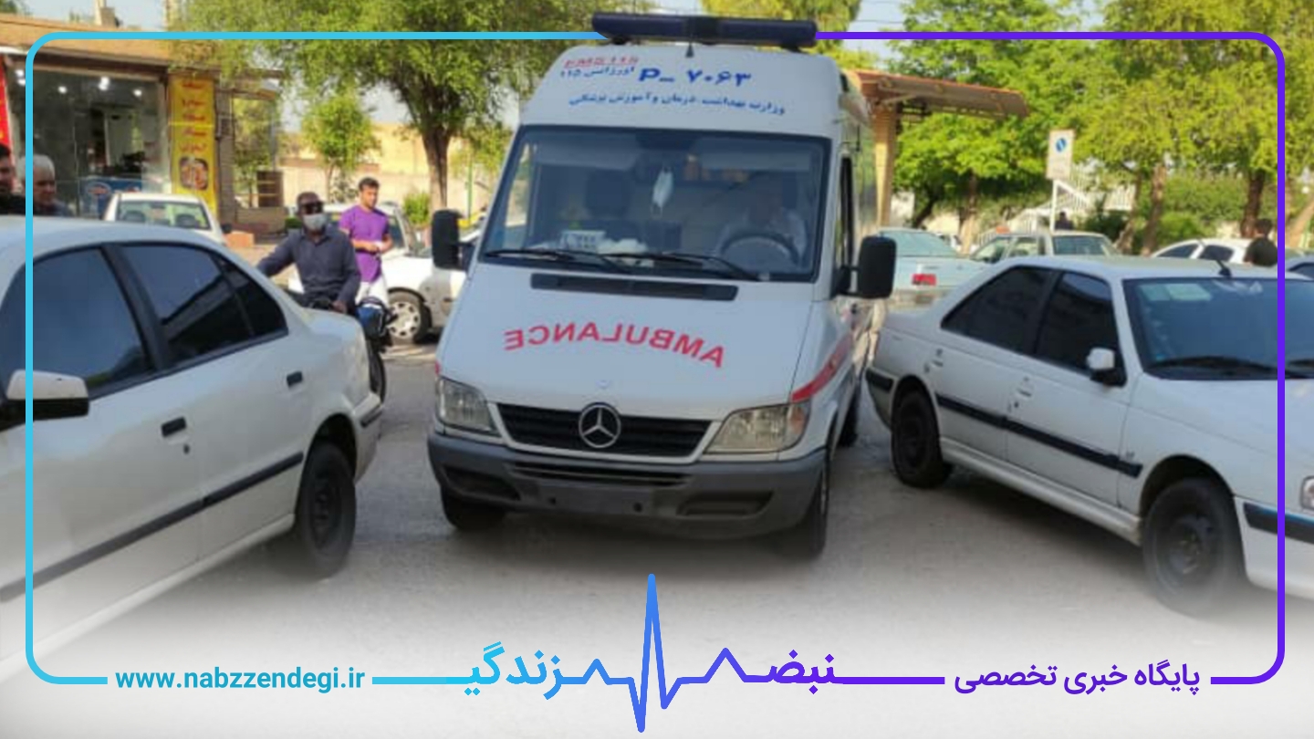 آمبولانس در ترافیک پارکینگ شلوغ