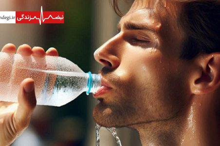 پسر جوان در حال نوشیدن آب