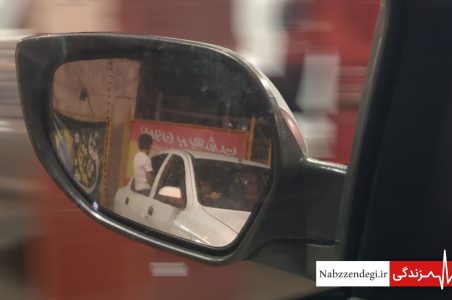 نشستن کودک لبه پنجره ماشین