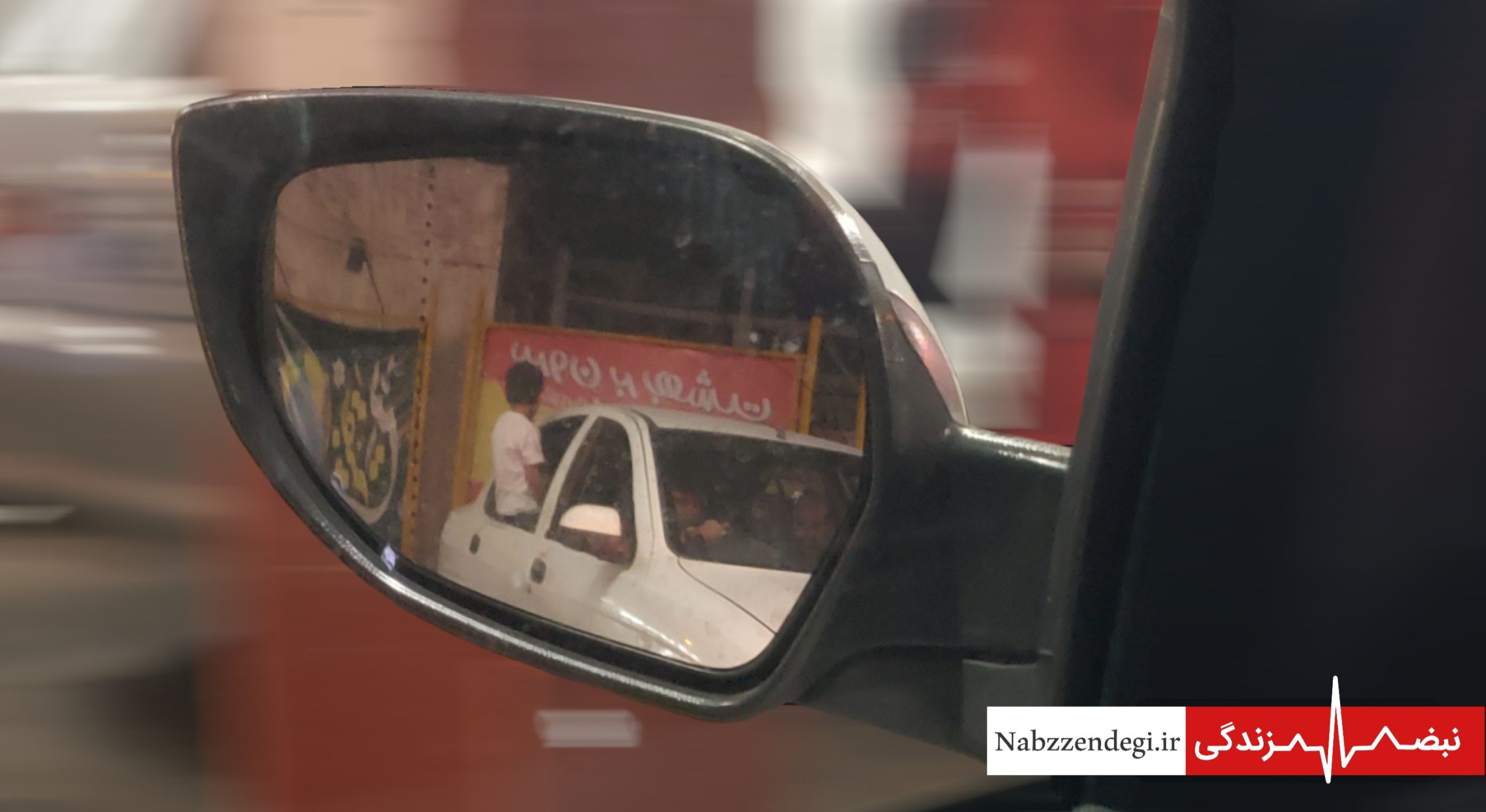 نشستن کودک لبه پنجره ماشین